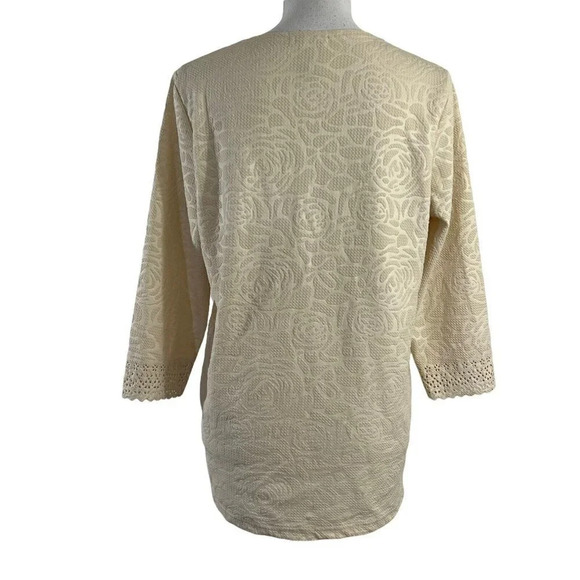 Hastings & Smith Cream Textured Rose Blouse Eyelet Trim Elegant Neutral Color - Picture 3 of 8